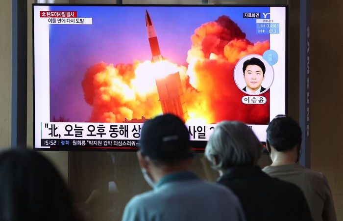 Фото: Телевизор на вокзале Сеула с изображением запуска северокорейской ракеты, 15 сентября 2021 года в Сеуле, Южная Корея. (Chung Sung-Jun/Getty Images) | Epoch Times Россия