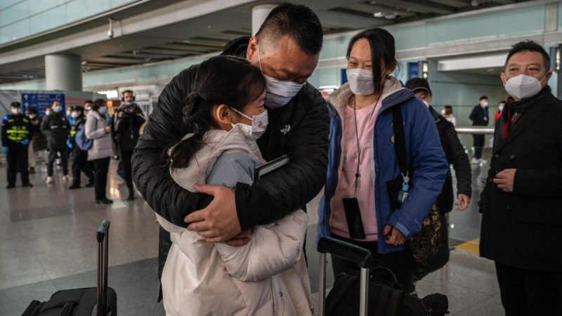 Мужчина обнимает свою дочь в зоне прибытия международных рейсов аэропорта Пекин Столичный в Пекине, 8 января 2023 года. (Kevin Frayer/Getty Images) | Epoch Times Россия