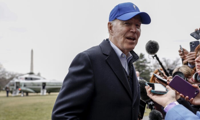 Президент Джо Байден беседует с журналистами на Южной лужайке после возвращения в Белый дом на лайнере Marine One в Вашингтоне, 6 февраля 2023 г. (Anna Moneymaker/Getty Images) | Epoch Times Россия