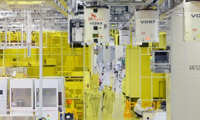 Рабочие работают на заводе SK HYNIX Inc. 25 августа 2015 года в Ичхоне, Южная Корея. (Kim Min-Hee-Pool/Getty Images)
 | Epoch Times Россия
