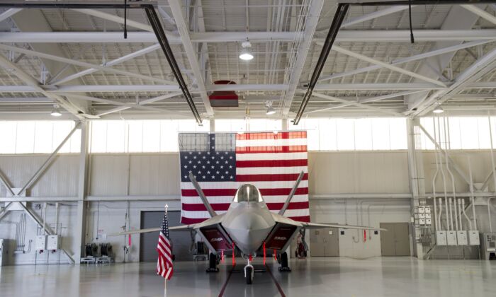 Истребитель-невидимка Lockheed Martin F-22 Raptor ВВС США стоит в ангаре во время первых трёхсторонних учений между ВВС США, Королевскими ВВС Великобритании и ВВС Франции на объединённой базе Лэнгли-Юстис в Хэмптоне, штат Вирджиния, 15 декабря 2015 г. (Saul Loeb/AFP via Getty Images) | Epoch Times Россия