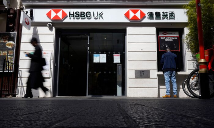 Пешеход проходит мимо отделения банка HSBC в центре Лондона 26 апреля 2022 года. (Niklas Halle'n/AFP via Getty Images) | Epoch Times Россия