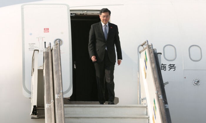 Министр иностранных дел Китая Цинь Ган прибывает в международный аэропорт Леон Мба в Либревиле, Габон, 11 января 2023 года. (Steeve Jordan/ AFP via Getty Images)
 | Epoch Times Россия