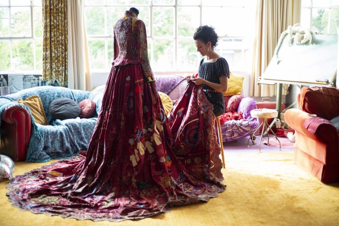 Потрясающее красное платье, созданное 370 ремесленниками из 50 стран за 13 лет, расскажет о судьбах женщин