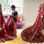 Потрясающее красное платье, созданное 370 ремесленниками из 50 стран за 13 лет, расскажет о судьбах женщин
