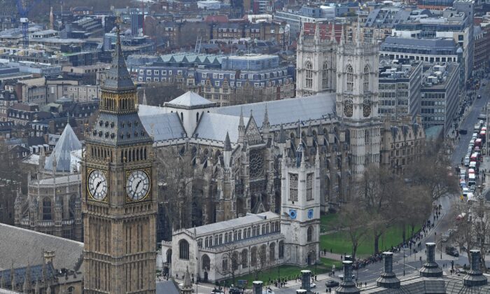 Большие часы башни Елизаветы, широко известные как Биг-Бен, и часть Палаты общин (слева) перед Вестминстерским аббатством в центре Лондона, 29 марта 2017 года. (Justin Tallis/AFP via Getty Images) | Epoch Times Россия