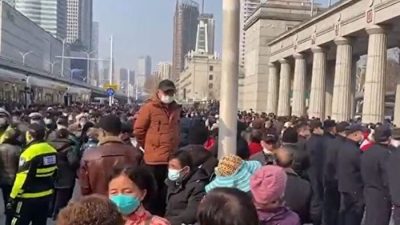 Полицейские нападают на пожилых людей в Китае, протестующих против сокращения медицинского страхования