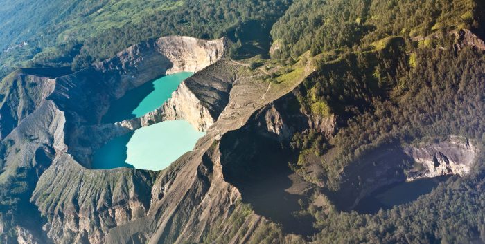 Почему вулканические озёра Индонезии меняют цвет на бирюзовый, чёрный, белый и даже красный?