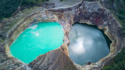 Почему вулканические озёра Индонезии меняют цвет на бирюзовый, чёрный, белый и даже красный?
