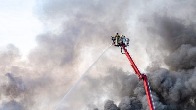Пожар на складе в Красноярске тушат второй день