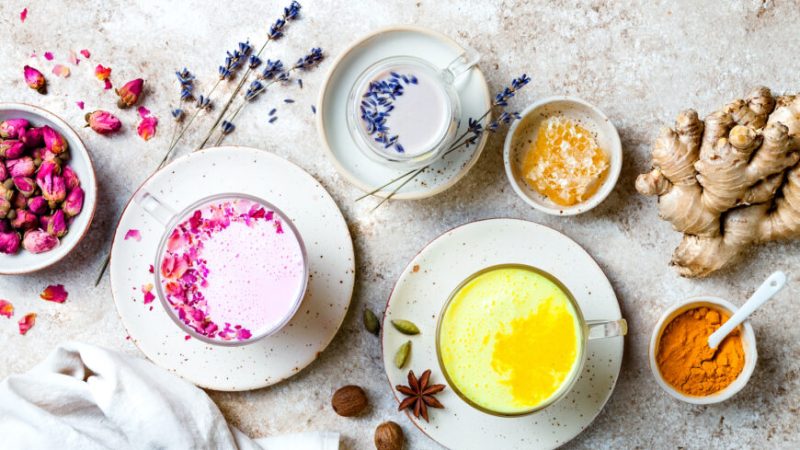 Разновидности Moon Milk для лучшего сна. Золотое молоко с куркумой, розовое молоко и лавандовое лунное молоко — расслабляющие напитки перед сном. (zarzamora/Shutterstock) | Epoch Times Россия