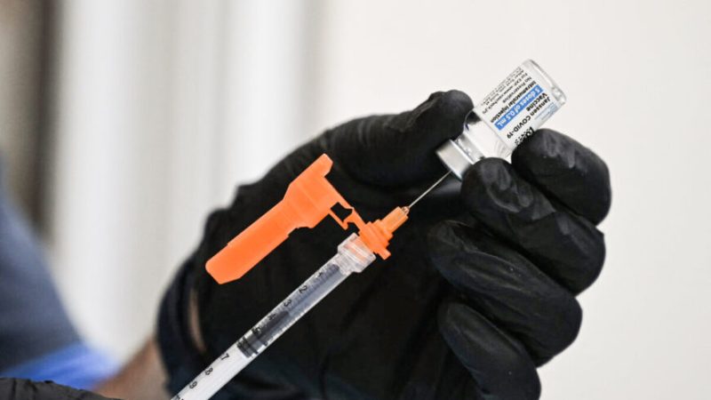 Медсестра наполняет шприц вакциной Johnson & Johnson в Пасадене, Калифорния, 19 августа 2021 года. (Robyn Beck/AFP via Getty Images) | Epoch Times Россия