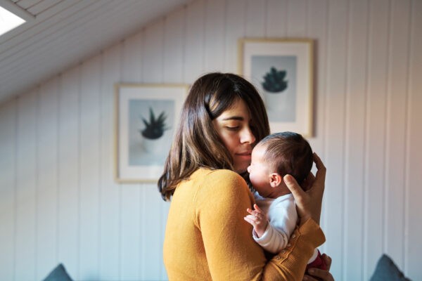 Жизнь матерей меняется на разных этапах детства, но ключ в том, чтобы чётко определить свои приоритеты и напомнить себе, что вы делаете всё возможное. (juanma hache/Getty Images)