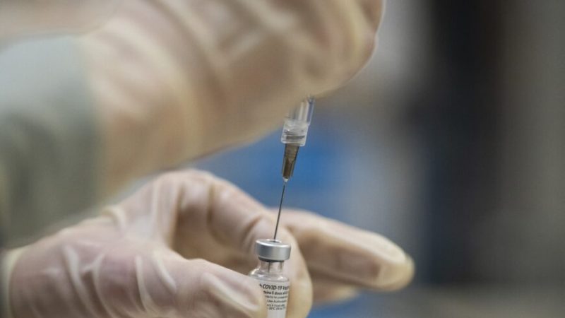 Вакцина Pfizer против COVID-19. Фото: Nathan Howard/Getty Images | Epoch Times Россия
