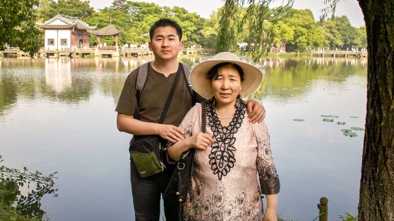 Саймон Чжан и его мать Цзи Юньчжи во время поездки в город Ханчжоу в провинции Чжэцзян, Китай, в 2012 году. (Courtesy of Simon Zhang) | Epoch Times Россия