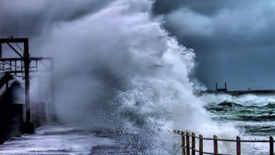 Жителей Камчатки предупредили о шторме с высотой волн до 14 метров