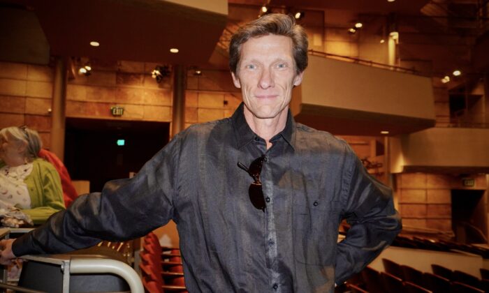 островский заслуги. дикий театр дождей. андрей левченко театр дождей. хозяин театра. кто приехал на гастроли в русский драмтеатр улан удэ.