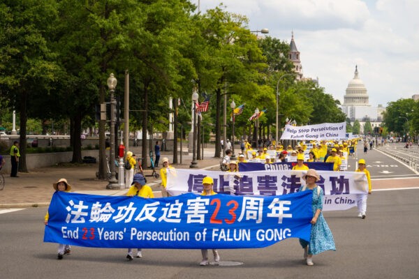 Практикующие Фалуньгун проходят маршем по проспекту Конституции в память о 23-й годовщине преследования духовной практики китайской компартией в Китае. Вашингтон, 21 июля 2022 года. (Samira Bouaou/The Epoch Times)