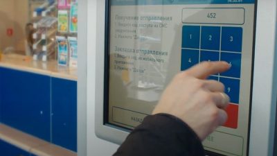 «Почта России» запустила первого в стране робота для выдачи посылок (видео)