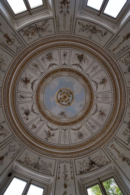 Воображаемый, или trompe l’oeil, окулус (отверстие в верхней части купола), нарисованный на потолке с херувимом с одной стороны, что подразумевает портал в божественное царство наверху, приглашая созерцать такие царства. (T. Garnier/Château de Versailles)