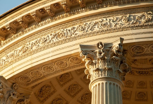 Орнамент над колоннами выполнен так же изысканно, как и Малый Трианон, поскольку украшен розетками и арабесками. Розетки также можно увидеть здесь на внутреннем потолке. (JHSmith/Картио)
