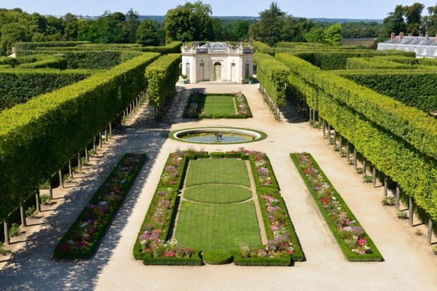Французский формальный сад задумывался как место, где правители могли бы иногда развлекаться или наслаждаться прогулками в изысканной обстановке. В 1749 году король Людовик XV поручил архитектору Анжу Жаку-Габриэлю создать французский павильон в саду в качестве столовой. Он был построен в сдержанном классическом стиле с 1749 по 1750 год. (T. Garnier/Château de Versailles)