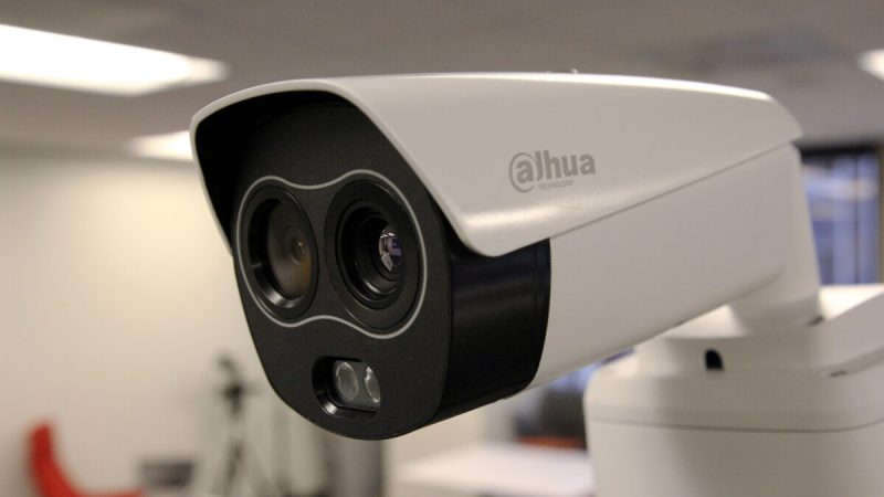 Тепловизионная камера Dahua Technology видна во время демонстрации камеры в офисе в Сан-Франциско, Калифорния, 24 апреля 2020 года. (Nathan Frandino/ Reuters)  | Epoch Times Россия