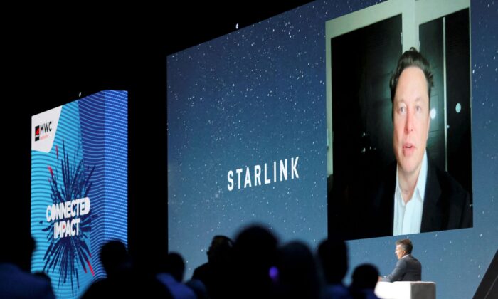 Основатель SpaceX и генеральный директор Tesla Илон Маск выступает с экрана во время Всемирного мобильного конгресса (MWC) в Барселоне, Испания, 29 июня 2021 года. (Nacho Doce/Reuters) | Epoch Times Россия
