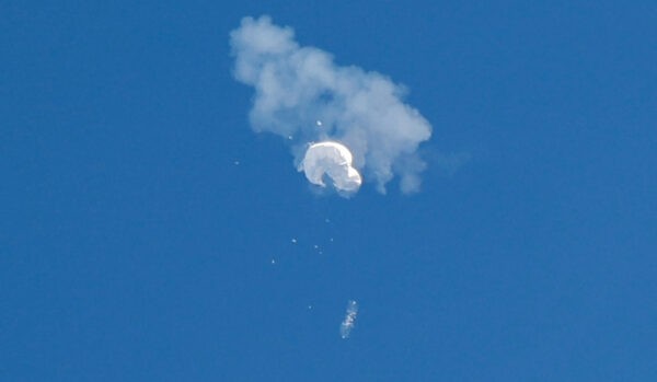 Предполагаемый китайский шпионский воздушный шар дрейфует в океан после того, как его сбили у побережья в Серфсайд-Бич, штат Северная Каролина, 4 февраля 2023 года. (Randall Hill/Reuters)l