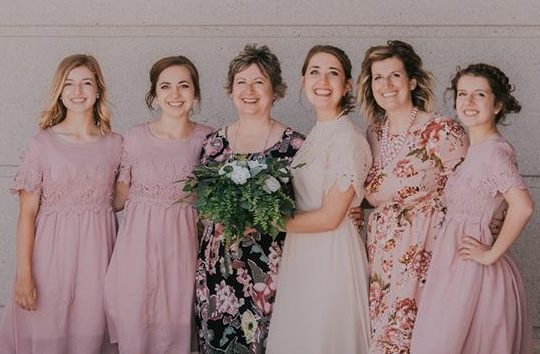Советник Пегги Макфарланд (третья слева) с некоторыми из её дочерей и внучек на семейной свадьбе в 2018 году. (Предоставлено Peggy McFarland)