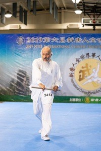 69-летний Сахваш Фортул получил приз за особый вклад. (Фото: minghui.org)