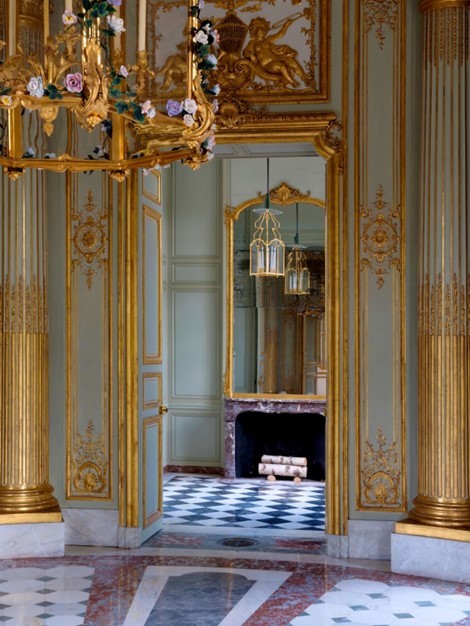 Вид из приёмной на одно из крыльев Французского павильона показывает изысканную штукатурку сусальным золотом и тонкие зелёные и розовые оттенки мрамора, которые перекликаются с цветами окружающего сада. (T. Garnier/Château de Versailles)
