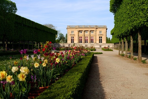 Красочные ароматные цветы украшают французский сад на пути к Малому Трианону. С обеих сторон расположены скульптурные липы. (T. Garnier/Château de Versailles)