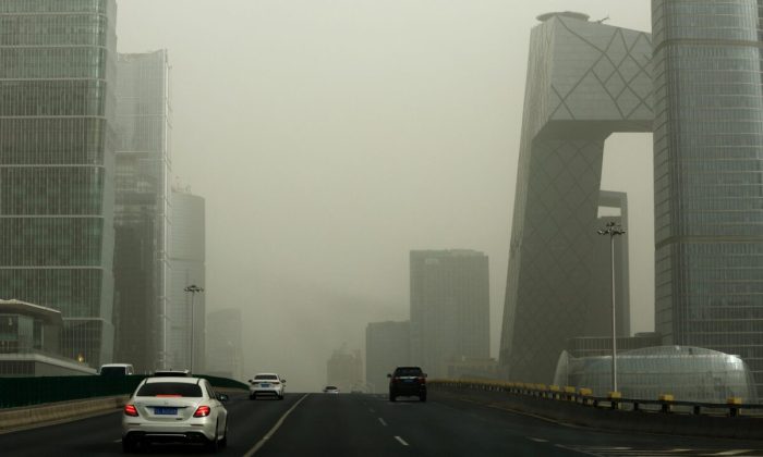 Сильные песчаные бури накрыли Пекин, качество воздуха резко упало