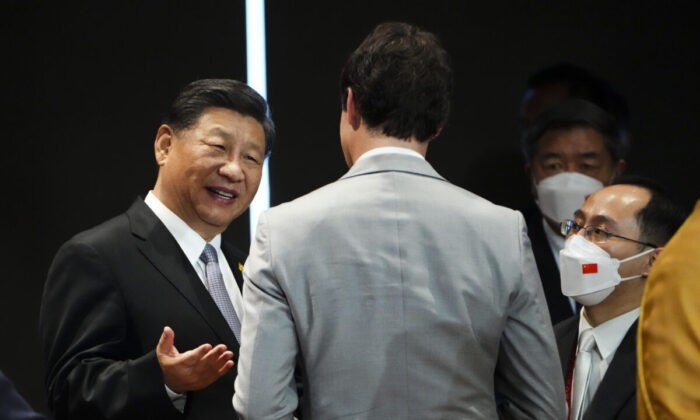 Китайский лидер Си Цзиньпин беседует с премьер-министром Канады Джастином Трюдо после участия в заключительном заседании саммита лидеров G-20 на Бали, Индонезия, 16 ноября 2022 г. (The Canadian Press/Sean Kilpatrick)