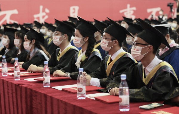 Выпускники на церемонии вручения дипломов в Чунцинском университете почты и телекоммуникаций в Чунцине, Китай, 22 июня 2022 г. (Cnsphoto via Reuters)