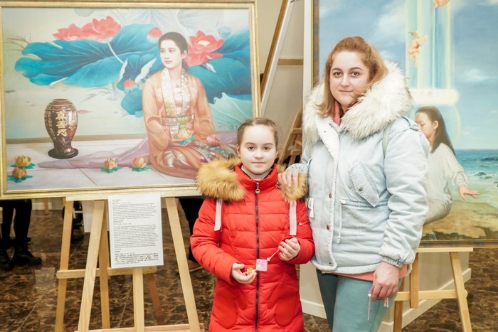 Анастасия с дочкой Владиславой на выставке (Тhe Epoch Times)