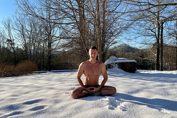 Эврард медитирует на снегу. (Photo courtesy of Evrard)