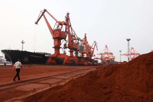 Почва, содержащая различные редкоземельные элементы для экспорта в порту Ляньюньгана, Китай, на архивной фотографии. (STR/AFP via Getty Images)