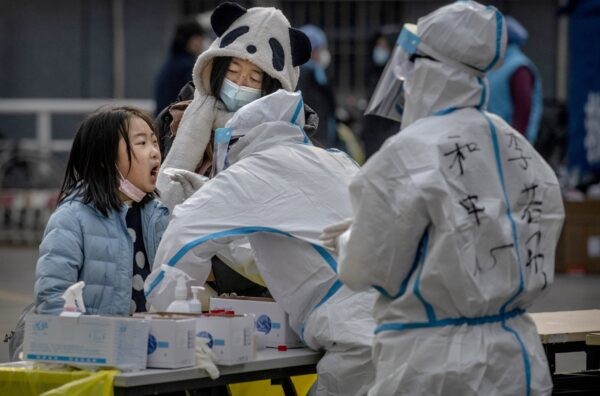 У девочки берут мазок на нуклеиновую кислоту в районе Дунчэн в Пекине, Китай, 23 января 2021 года. (Kevin Frayer/Getty Images)