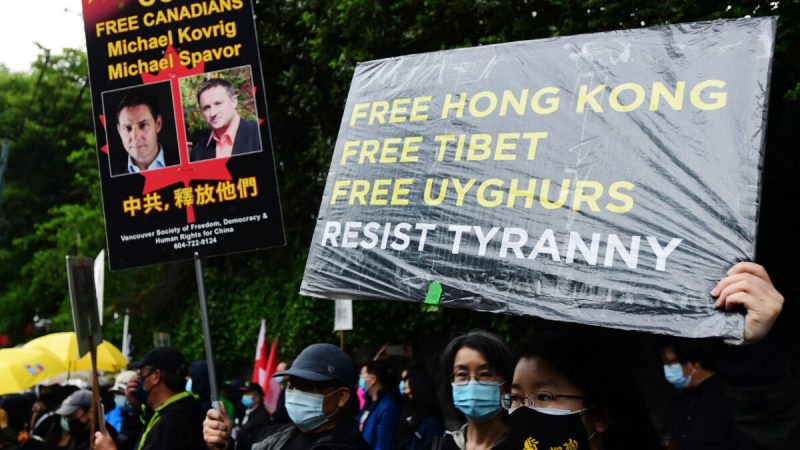 Люди присутствуют на пикете, посвящённом 32-й годовщине протестов на площади Тяньаньмэнь в 1989 году и репрессий возле китайского консульства в Ванкувере, 4 июня 2021 года. (Дон Маккиннон/AFP) | Epoch Times Россия