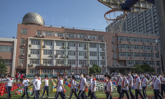 Ученики прибывают на церемонию в первый день нового учебного года в начальной школе в Пекине, Китай, 1 сентября 2021 года. (Kevin Frayer/Getty Images)
 | Epoch Times Россия