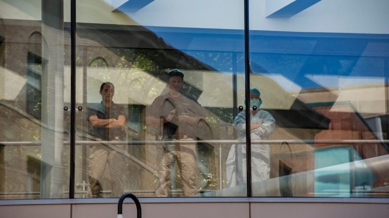 Медицинские работники и полиция наблюдают за демонстрантами, выступающими в поддержку транс-детей и процедур по смене пола, на митинге у здания Бостонской детской больницы в Бостоне, штат Массачусетс, 18 сентября 2022 г. (Joseph Prezioso/AFP via Getty Images) | Epoch Times Россия