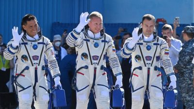 Российские космонавты поздравили женщин с орбиты (видео)