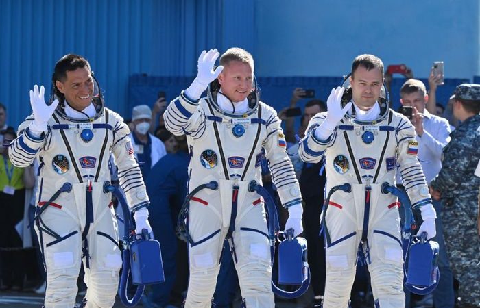 Российские космонавты Сергей Прокопьев (в центре), Дмитрий Петелин (справа) и астронавт НАСА Фрэнк Рубио. (NATALIA KOLESNIKOVA/AFP via Getty Images) | Epoch Times Россия