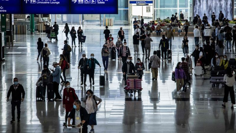 Пассажиры проходят через международный аэропорт Гонконга 8 декабря 2022 года. (Isaac Lawrence/AFP via Getty Images) | Epoch Times Россия