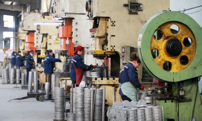 Рабочие обрабатывают изделия из алюминия на заводе в городе Хуайбэй восточной китайской провинции Аньхой, 30 января 2023 г. (China Out/STR/AFP via Getty Images)
 | Epoch Times Россия