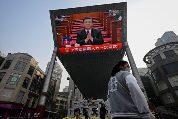 Наружный экран показывает прямую трансляцию новостей о китайском лидере Си Цзиньпине во время открытия Всекитайского собрания народных представителей на улице в Пекине 5 марта 2023 года. (Jade Gao/AFP via Getty Images)