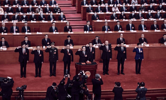Ли Шанфу (третий слева), представитель Китая, приносит присягу в Доме народных собраний в Пекине 12 марта 2023 года. (Noel Celis / AFP via Getty Images)
 | Epoch Times Россия