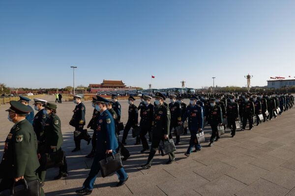 Делегаты вооружённых сил Китая прибывают на пятое пленарное заседание Всекитайского собрания народных представителей в Пекине, 12 марта 2023 г. (Lintao Zhang/Getty Images)